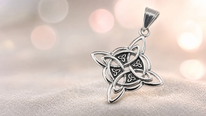 Silberfarbener keltischer Knoten-Anhänger mit verschlungenem, sternförmigem Design.