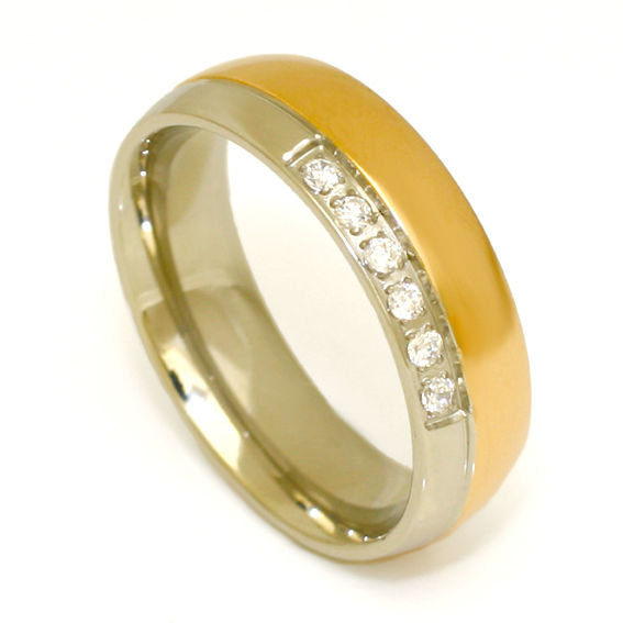Edelstahlring mit Stein und goldener PVD-Beschichtung