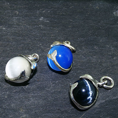 925 Sterling Silberanhänger - Delphin "Kai" mit Kugel Weiß schimmernd