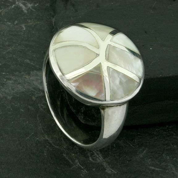 Silver ring - round mother of pearl look in white
