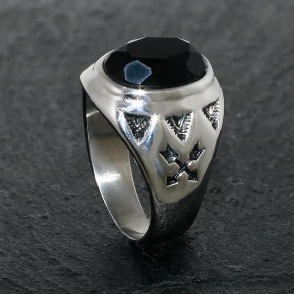 Edelstahlring mit schwarzem Glasstein