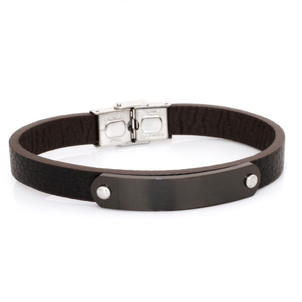 Lederarmband mit Edelstahlverschluss und schwarzer Gravurplatte