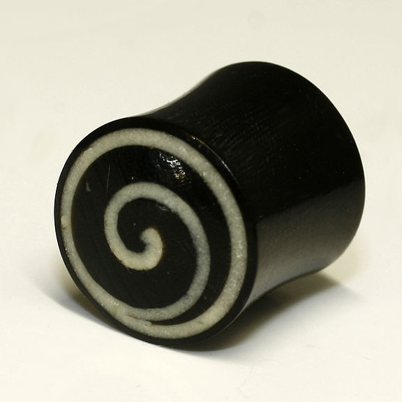 Earplug aus Horn 4-10 mm - Spirale 10 mm